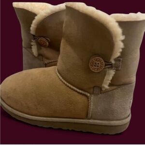 UGG Short Boots Chestnut Mini Bailey Boots Size 8.5 Women’s Excellent Condition